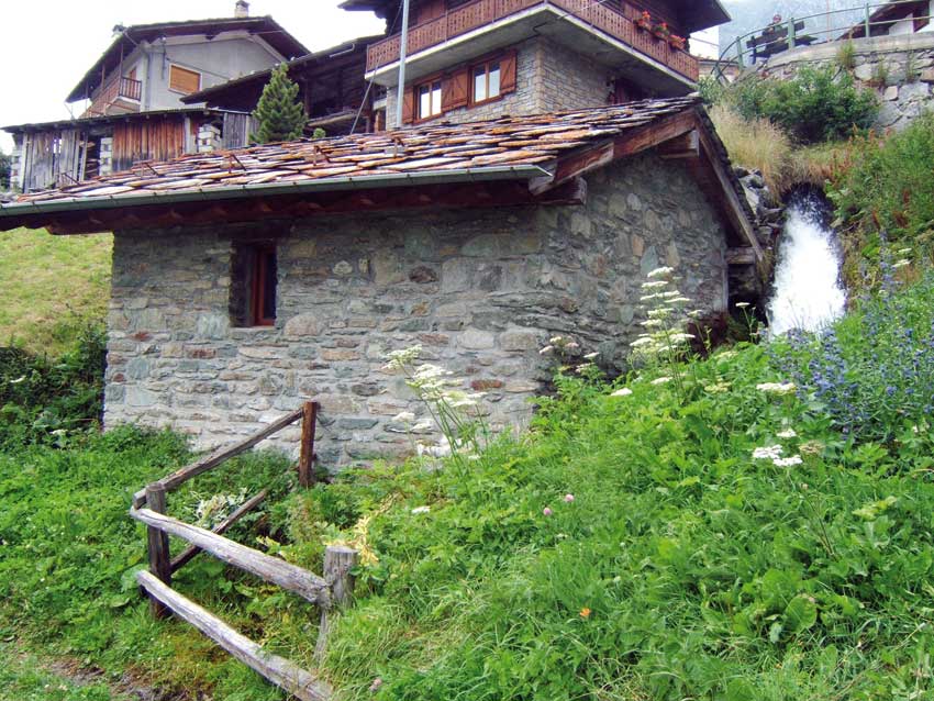 Mulino ad acqua a Lignod posizionato in serie lungo il corso del torrente che scende da Barmasc.