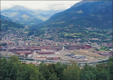 Lo stabilimento della Cogne Acciai Speciali occupa una porzione importante della piana di Aosta.