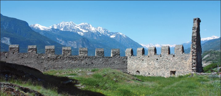 A lato, la bassa corte ed il muro di cinta meridionale, oggetto del restauro 2004/2005.