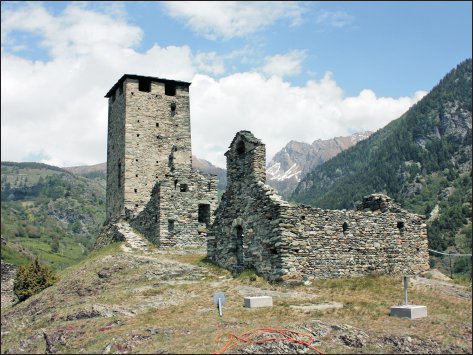 Il donjon e la cappella castrense di San Martino in fase di allestimento del cantiere di manutenzione