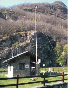 Veduta della stazione di monitoraggio della qualità dell’aria di Donnas in località Montey