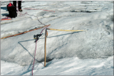 la stima della riduzione di massa si effettua misurando lungo le paline infisse nel ghiacciaio il progressivo abbassamento della superficie del ghiacciaio (settembre 2011).