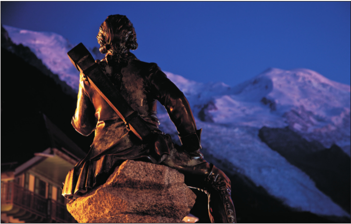 la statua di Michel Gabriel Paccard nel centro di Chamonix.