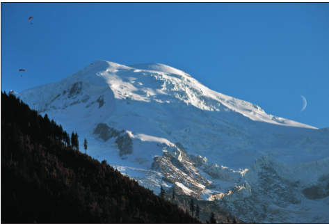 parapentes face au glacier des Bossons, Chamonix.