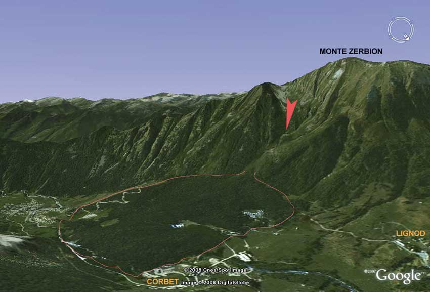 L’enorme accumulo della frana di Pormonere che ha determinato lo sbarramento del fondovalle principale e la conseguente formazione di un bacino lacustre a monte. La freccia indica il percorso seguito dall’ammasso roccioso (immagine tratta da Google Earth).