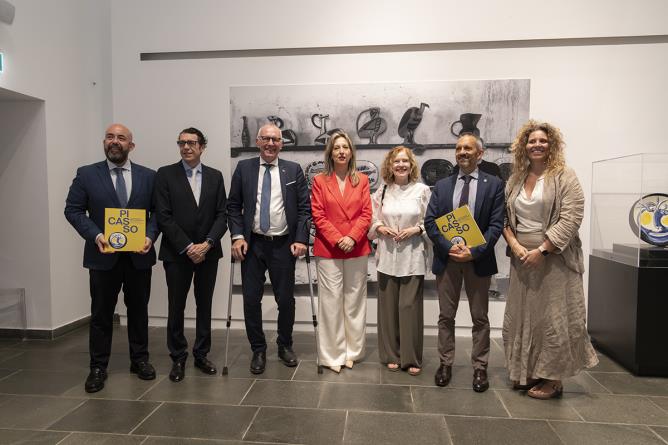 Aosta, Museo Archeologico Regionale. Venerdì 20 giugno 2025, inaugurazione della mostra "L'altro Picasso, ritorno alle origini". Da sinistra a destra: il Consigliere culturale dell'Ambasciata di Spagna in Italia Carlo Tercero, il curatore Oscar Carrascosa, il Presidente della Regione autonoma Valle d'Aosta Renzo Testolin, le curatrici Helena Alonso e Daria Jorioz, l'Assessore ai Beni e alle attività culturali, Sistema educativo e Politiche per le relazioni intergenerazionali Jean-Pierre Guichardaz, la co-curatrice Federica Montani. SteVePhoto