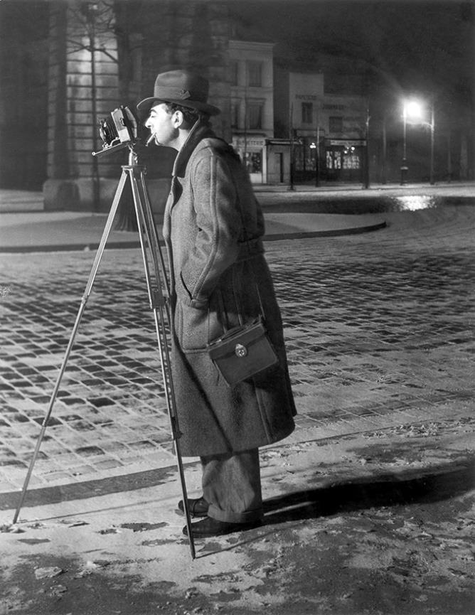 Brassaï, Autoritratto in boulevard Blanqui, 1931-1932.  © Estate Brassaï Succession - Philippe Ribeyrolles