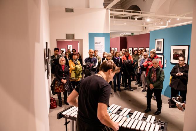 Aoste, Centre Saint-Bénin, 7 novembre 2025. Clôture de l’exposition « Brassaï. L’ œil de Paris ». À cette occasion, les élèves du lycée musical d’Aoste ont interprété un répertoire inspiré par l’exposition.