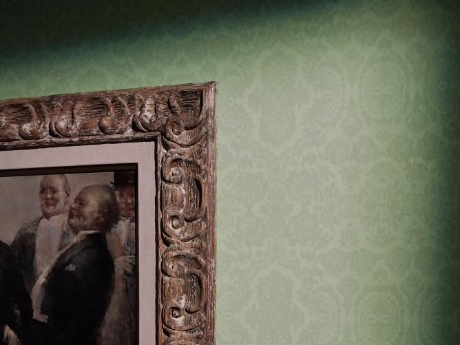 Particolare del rivestimento con decori applicato sulle pareti delle sale espositive.