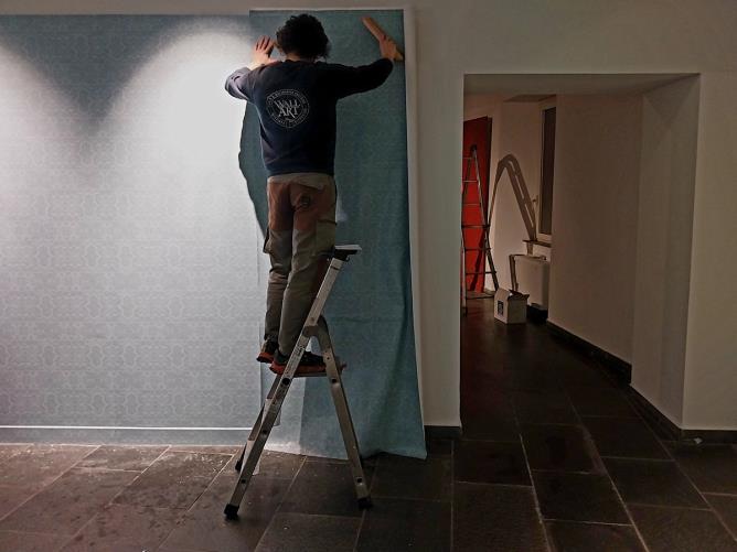 Aménagement des salles avec des papiers peints colorés.