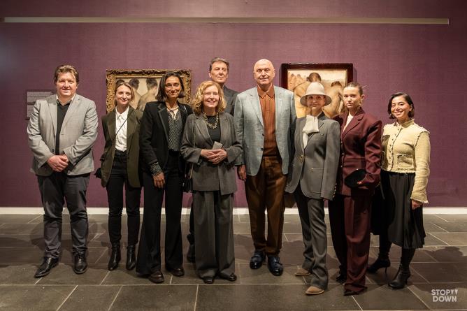 Museo Archeologico Regionale di Aosta, 27 febbraio 2026, inaugurazione della mostra "Tra luce e Grazia". Da sinistra: l'Assessore Erik Lavevaz, Jole Martinenghi con Giuliana Di Bari e Eugenio Martera di Contemporanea Progetti, la curatrice e dirigente regionale Daria Jorioz, i fondatori di Morus Art Sergey e Alevtina Entts con la figlia e una collaboratrice.