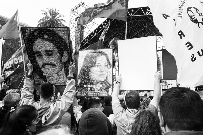 Buenos Aires, 2022, Plaza de Mayo. «30 mil desaparecidos presente, ahora y siempre». Questo è il grido utilizzato dalle madres durante ogni commemorazione dei figli scomparsi. Plaza de Mayo è uno dei luoghi simbolici in cui terminano la maggior parte delle manifestazioni della capitale. Il 24 marzo, anniversario del colpo di stato, si celebra “el Día de la Memoria por la Verdad y la Justicia”, in difesa della memoria delle vittime della dittatura.