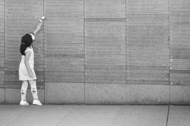 Buenos Aires, 2025, Parque de la memoria. Il Monumento alle Vittime del Terrorismo di Stato, su cui sono incisi i nomi delle persone scomparse e uccise dalla repressione, è stato costruito in uno spazio pubblico a nord ovest della città, sulla costa del Río de la Plata, all’interno del Parque de la Memoria.