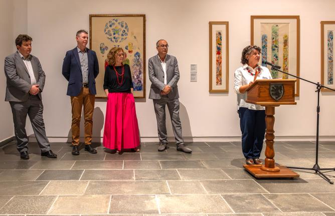 Aoste, Musée Archéologique Régional, inauguration de l'exposition "Marc Chagall.Entre poésie et spiritualité", 19 juin 2026. De gauche à droite : Erik Lavevaz - Assesseur à l’Éducation, à la Culture et aux Politiques identitaires -, Grégory Couderc - Conservateur au Musée national Marc Chagall -, Daria Jorioz - Dirigeante de la Structure Activités culturelles, expositions et politiques identitaires -, le critique d'art Alberto Fiz, et Anne Dopffer - Directrice des Musées nationaux du XXe siècle des Alpes-Maritime.