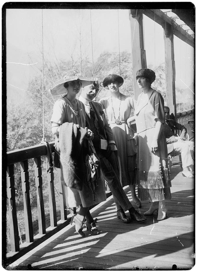 Rosalie D’Hérin Seris. Villeggianti, Saint-Vincent, anni 1920. Negativo b/n gelatina-bromuro su lastra di vetro, 13x18 cm. ©Archivio BREL - Fondo Seris.