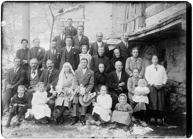Rosalie D’Hérin Seris. Sposi e invitati, Valle d’Aosta, anni 1920 Negativo b/n gelatina-bromuro, su lastra di vetro, 18x13 cm. ©Archivio BREL - Fondo Seris.