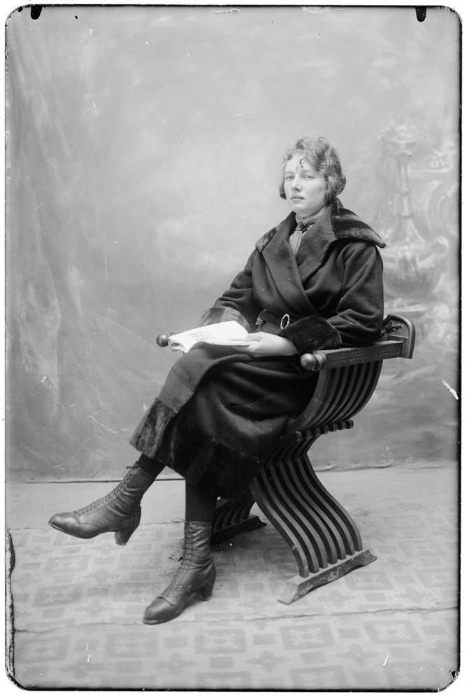 Rosalie D’Hérin Seris. Donna in studio, Saint-Vincent, anni 1920 Negativo b/n gelatina-bromuro, su lastra di vetro, 10x15 cm. ©Archivio BREL - Fondo Seris.
