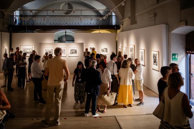 Aosta, Chiesa di San Lorenzo, 24 luglio 2026. Un momento dell'inaugurazione della mostra fotografica. (Foto: Stopdown)