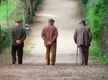 Tre anziani in un viale