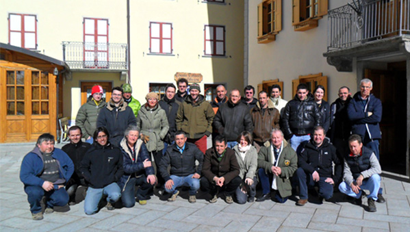 Foto di gruppo:  Dall'alto a sinistra - Daniele Squindo, Michel Quey, Arnoldo Welf, Mariagiovanna Casagrande, Francesco Parisi, Pietro Welf, Matteo Marcato, Giovanni Girod, Yves Burgay, Aldo Com�, Marco Pieiller, Aurelio Agostino, Cesare Fida, Erika Favre, Giancarlo Migliorisi, Peter Erlacher.        Dal basso a sinistra- Normino Challancin, Christian Cavorsin, Mauro Perin, Annamaria Linty, Luciano Cord�, Bruno Engaz, Chiara Bertolin, Eligio Gontier, Ivan Rial, Georges Gontier   