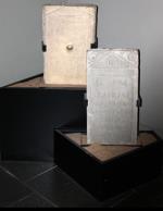 Stele in marmo bianco di Lucius Bæbatius Fortunatus e, a destra, stele in bardiglio di Valeria Mansueta
