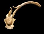 Segment de manche et attache de situle en bronze avec une petite tête féminine. Aoste, insula 51. Époque romaine