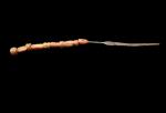 Petite spatule en bronze avec un manche de perles d’ambre. Aoste, nécropole Saint-Martin-de-Corléans, tombe T.9, fin du Ier siècle après. J.-C.