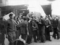 Aosta 26/03/1946. I dimostranti portano in trionfo un giornalista francese trattenuto per accertamenti e, quindi, rilasciato