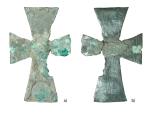 Croce bronzea (probabilmente una fibula) rinvenuta nella tomba T. 302 della cella occidentale: a) fronte, b) retro