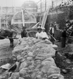 Operai al lavoro durante lo scavo della basilica