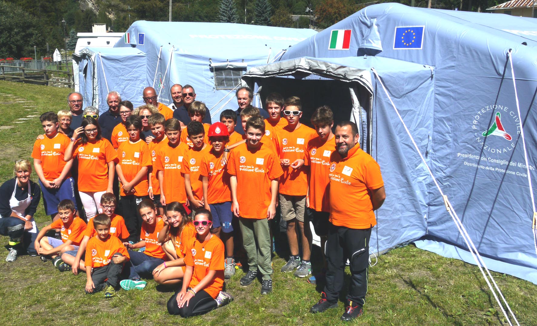 una foto di gruppo con i volontari di Protezione Civile