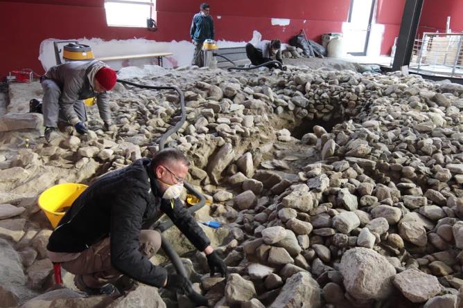 Le personnel de la Surintendance, au travail sur ce monument funéraire