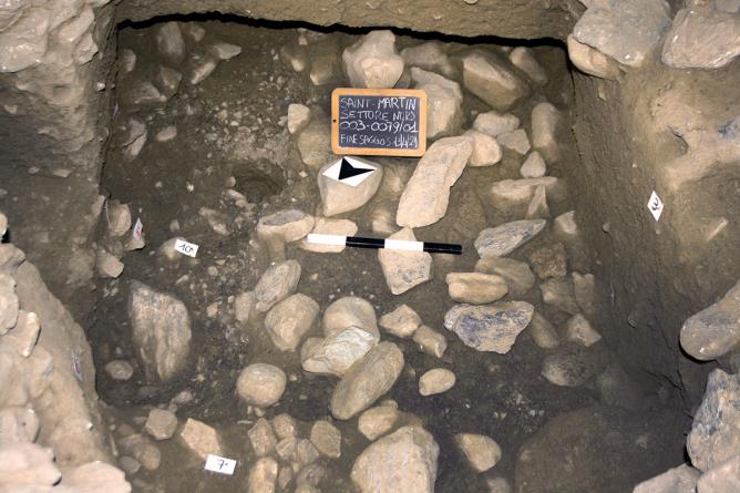 La structure en pierre située sous le tumulus