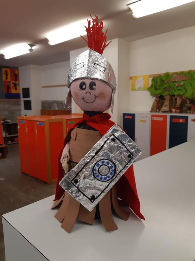 Il soldato romano Martino realizzato dai bambini della Scuola per l'infanzia "G. Rodari" di Aosta
