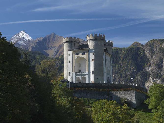 Le côté est du château avec le Mont Grivola enneigé derrière lui