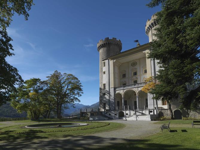 La façade principale et la partie du parc en face