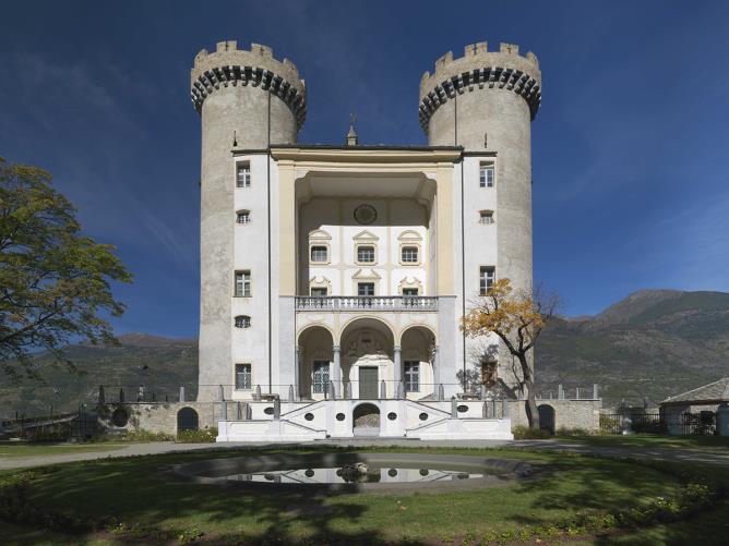 La facciata principale del castello di Aymavilles