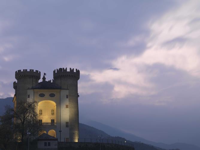 Le Château d'Aymavilles au crépuscule