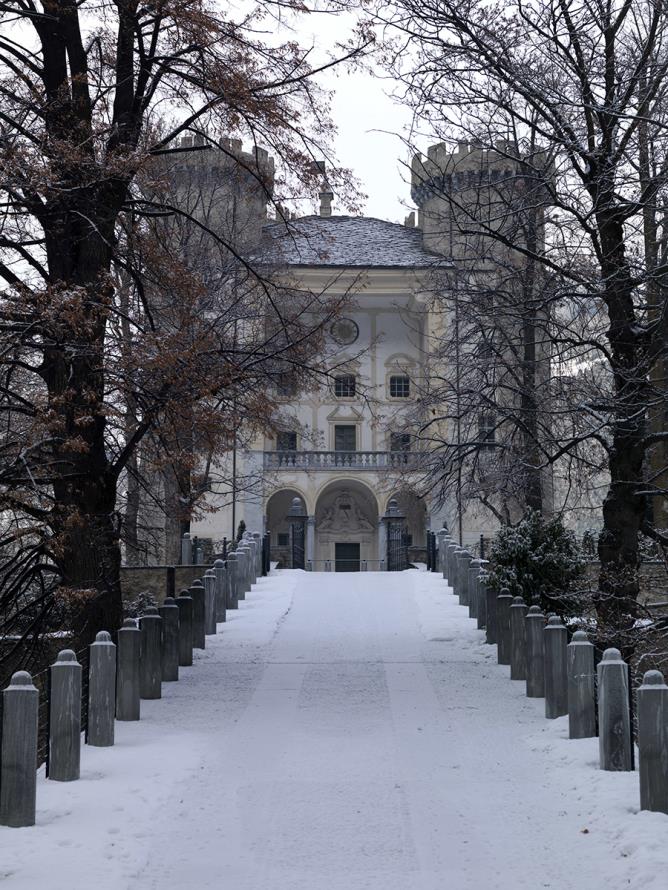  Vue hivernale de l'allée du château d'Aymavilles