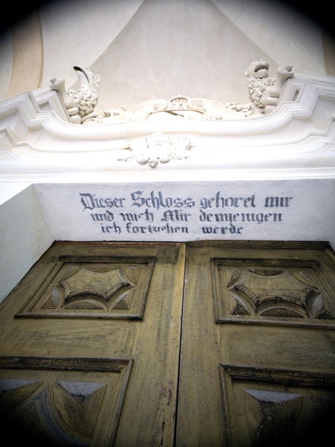La scritta in tedesco sopra al portone d'ingresso