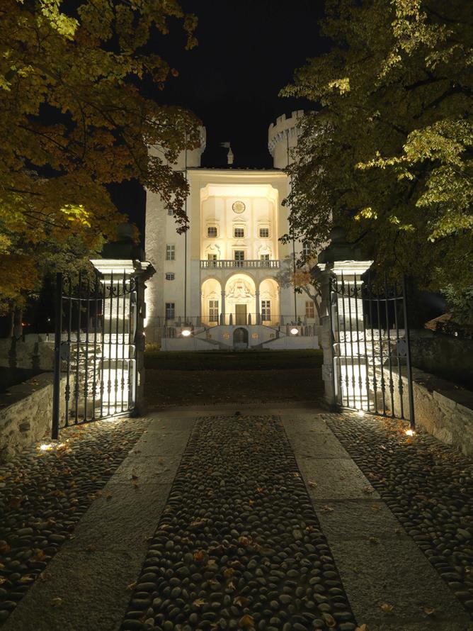 Vue nocturne de l'allée du château d'Aymavilles