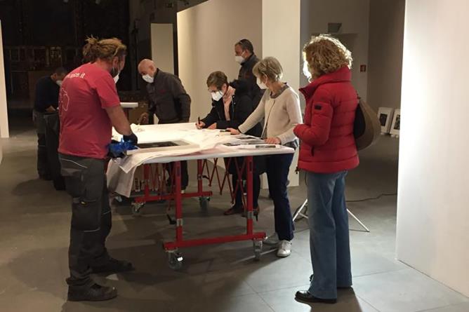 Robert Doisneau. La mostra in fase di allestimento al Centro Saint-Bénin di Aosta.