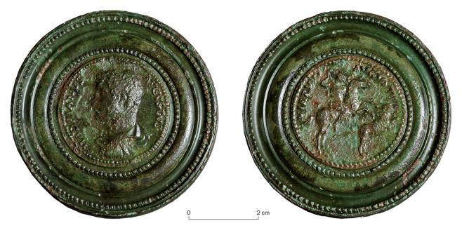 Médaille cerclée d’Hadrien représentant l’empereur à cheval qui chasse un lion. Bronze, IIe siècle ap. J.-C.