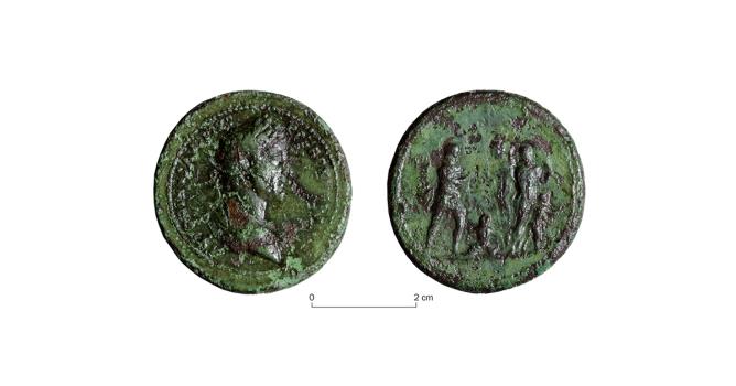 Médaille d’Antonin le Pieux, représentant Hercule enfant qui étrangle les serpents en présence de ses parents. Bronze, IIe siècle ap. J.-C.