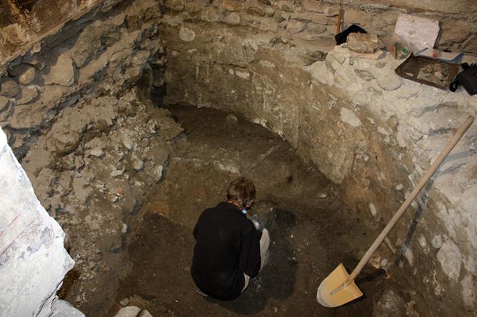 5) L’area absidale in corso di scavo 