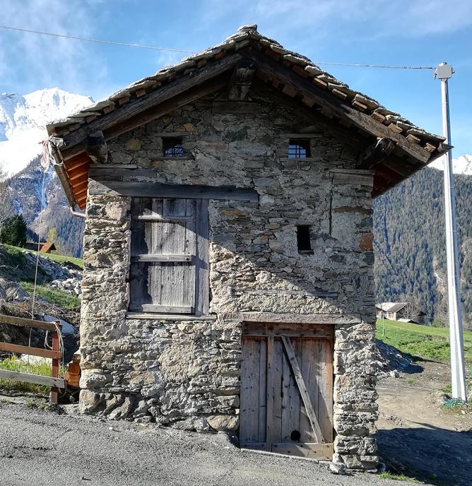 Aymavilles, hameau dOzein. Moulin.