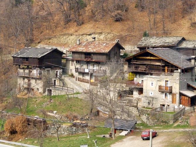 Saint-Vincent, hameau de Valmignanaz. Btiments en pierre et en bois.