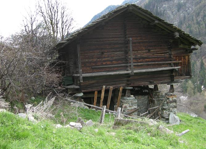 Ayas, hameau de Magnechoulaz. Raccard sur  champignons .