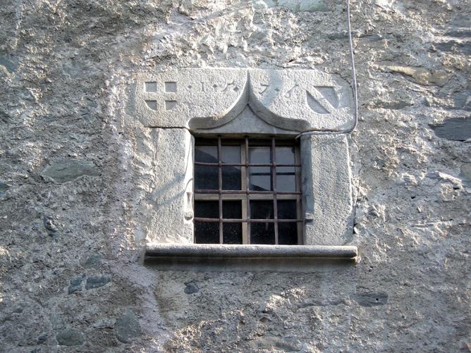 Chambave, hameau dArlier. Fentre dcore de la maison de notaire.