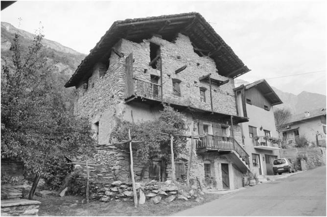 Chtillon, hameau de Crt-Blanc. Maison  fonctions concentres.